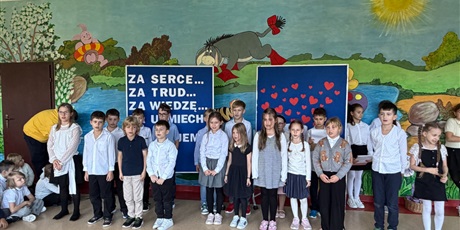 Powiększ grafikę: Uczniowie z kl.2c prezentują przygotowany wiersz.
