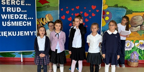 Powiększ grafikę: Uczennice z kl.2b prezentują przygotowany wiersz.