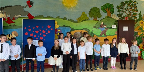 Powiększ grafikę: Uczniowie z kl.1b prezentują przygotowany wiersz.