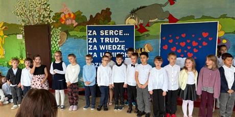 Powiększ grafikę: Uczniowie z kl.1c prezentują przygotowany wiersz.