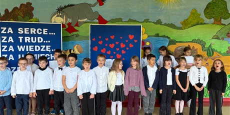 Powiększ grafikę: Uczniowie z kl.1c prezentują przygotowany wiersz.