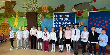 Powiększ grafikę: Uczniowie z kl.1b prezentują przygotowany wiersz.