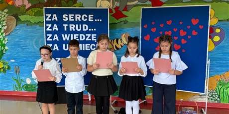 Powiększ grafikę: Cztery dziewczynki i chłopiec z Samorządu prowadzą uroczysty apel.