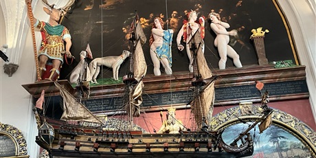 Powiększ grafikę: Model statku w sali Dworu Artusa.