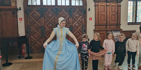 Powiększ grafikę: Przewodniczka w sukni z dawnego Gdańska powitała dzieci z zerówki.