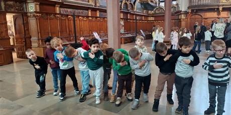 Powiększ grafikę: Chłopcy pięknie kłaniają się.