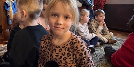 Powiększ grafikę: Dzieci podczas zajęć w Dworze Artusa.