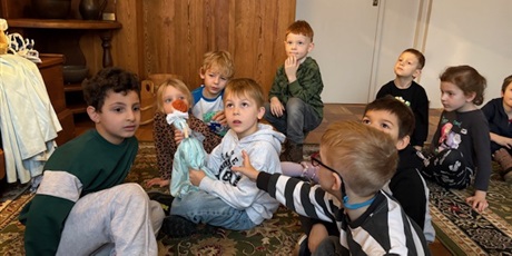 Powiększ grafikę: Dzieci podczas zajęć w Dworze Artusa.