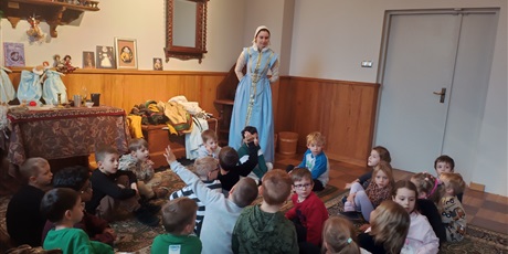 Powiększ grafikę: Dzieci podczas zajęć w Dworze Artusa.