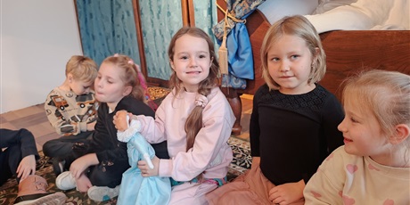 Powiększ grafikę: Dzieci podczas zajęć w Dworze Artusa.