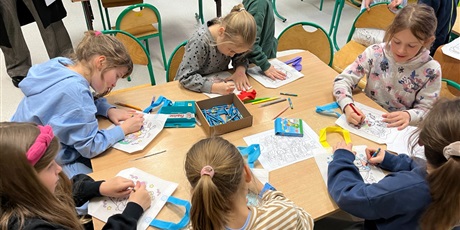 Powiększ grafikę: Kreatywne zajęcia dla dzieci z jednej z sal.