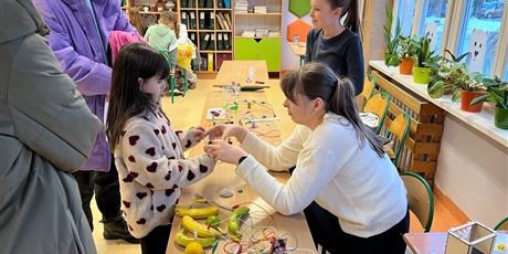 Powiększ grafikę: Kreatywne zajęcia dla dzieci z jednej z sal.