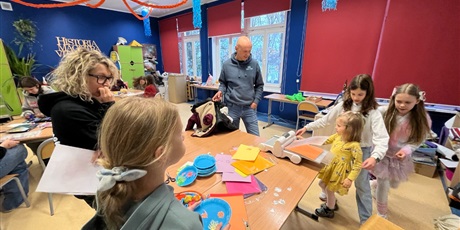 Powiększ grafikę: Kreatywne zajęcia dla dzieci z jednej z sal.