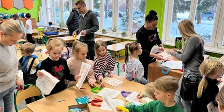 Powiększ grafikę: Kreatywne zajęcia dla dzieci z jednej z sal.