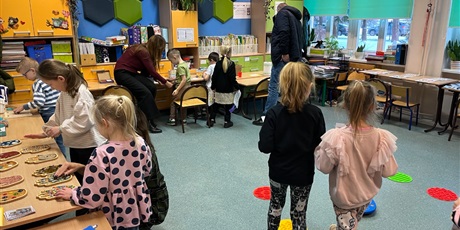 Powiększ grafikę: Kreatywne zajęcia dla dzieci z jednej z sal.