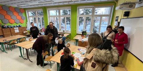 Powiększ grafikę: Kreatywne zajęcia dla dzieci z jednej z sal.