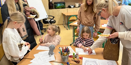 Powiększ grafikę: Kreatywne zajęcia dla dzieci z jednej z sal.