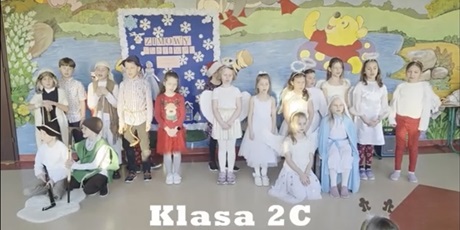 Powiększ grafikę: Klasa 2c podczas występu.