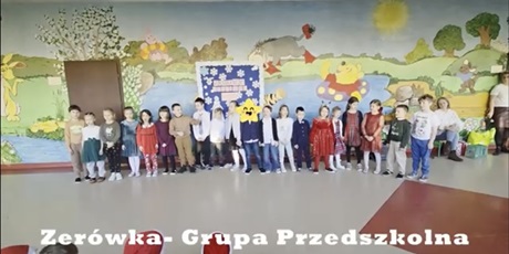 Powiększ grafikę: Przedszkolaki podczas występu.