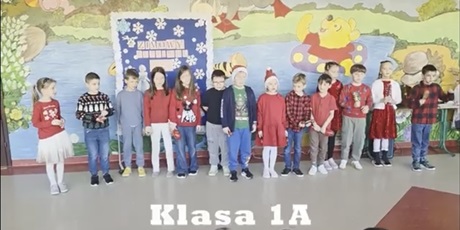 Powiększ grafikę: Klasa 1a podczas występu.