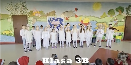 Powiększ grafikę: Klasa 3b podczas występu.
