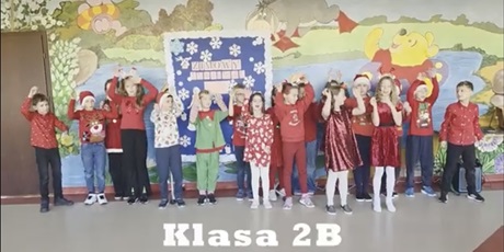 Powiększ grafikę: Klasa 2b podczas występu.