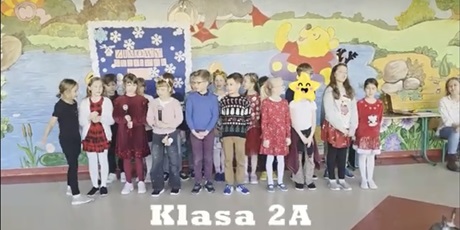 Powiększ grafikę: Klasa 2a podczas występu.
