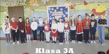 Powiększ grafikę: Klasa 3a podczas występu.