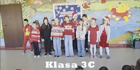 Powiększ grafikę: Klasa 3c podczas występu.
