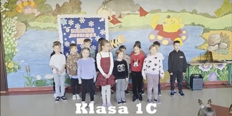 Powiększ grafikę: Klasa 1c podczas występu.