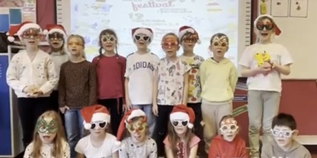 Powiększ grafikę: Klasa 1b podczas nagrywania występu.