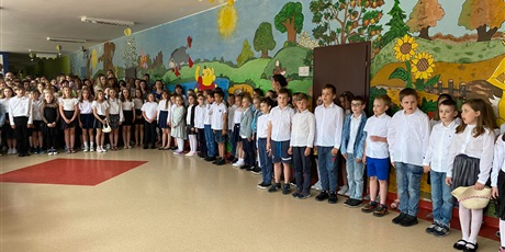 Powiększ grafikę: Grupa uczniów ubrana na galowo podczas uroczystości zakończenia roku szkolnego.