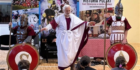 Powiększ grafikę: Uczniowie słuchają opowieści o dawnych czasach.