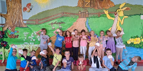 Powiększ grafikę: Dzieci stoją przed ścianą, w rękach trzymają koszyczki z jeżykami.